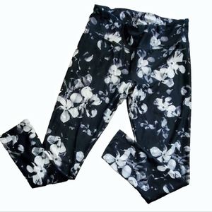Jockey Floral Black and White leggings. Size M.
